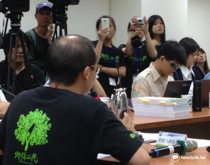 環保署召開杉原棕櫚濱海渡假村環評會，地球公民基金會用手機錄影上傳臉書，讓民眾及時看到開會審理過程。   圖：周富美/攝