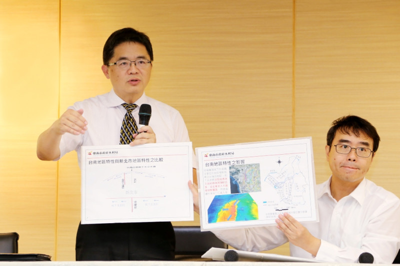 台南市政府秘書長李孟諺（左）指出，台南地勢特殊，且已完工或進行地下化的台北、新北、高雄均無土壤液化的問題，請民眾不必過度擔憂。   圖：黃博郎/攝