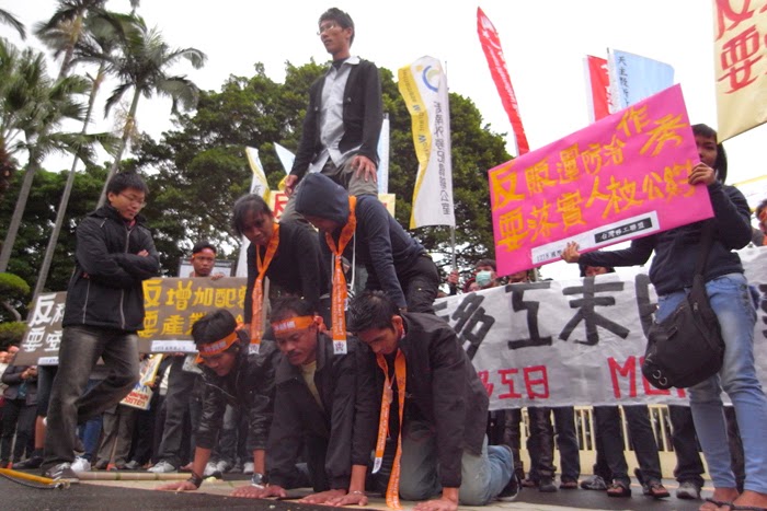 圖為之前移工團體在行政院疊起「人肉金字塔」，抗議台灣在台所受到的奴工待遇。   圖：新頭殼資料照片