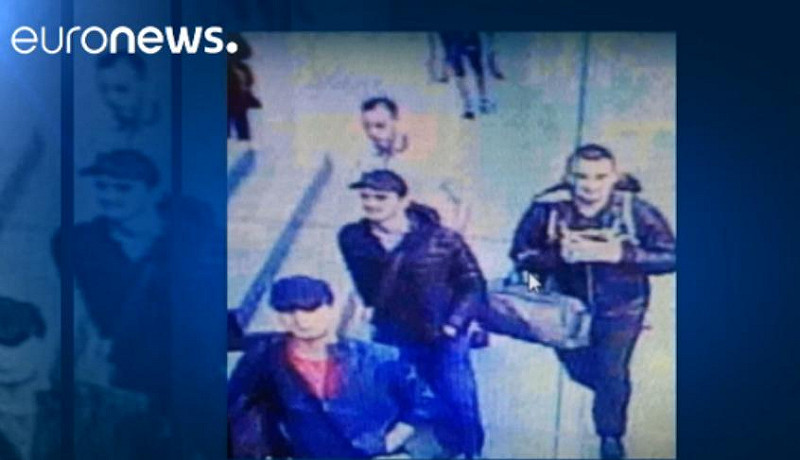 「euronews」取得3名嫌犯一起出現的畫面，他們穿著黑色上衣，2人戴帽子、1人還掛著笑臉。   圖：翻攝euronews