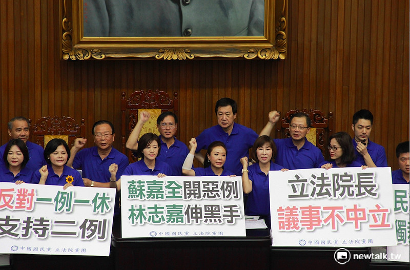 針對勞動部30日推行「一例一休」政策，國民黨團1日霸佔主席台抗議，杯葛立法院議事。   圖：鄭佑漢/攝