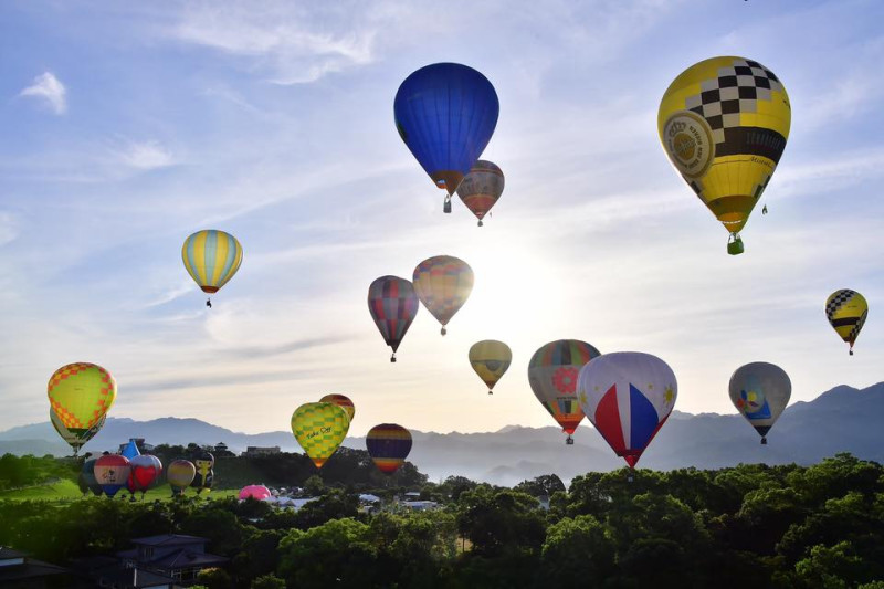 一年一度的台東國際熱氣球嘉年華1日上午開跑，31顆來自多國的熱氣球在天空齊飛。   圖:翻攝台灣熱氣球嘉年華臉書