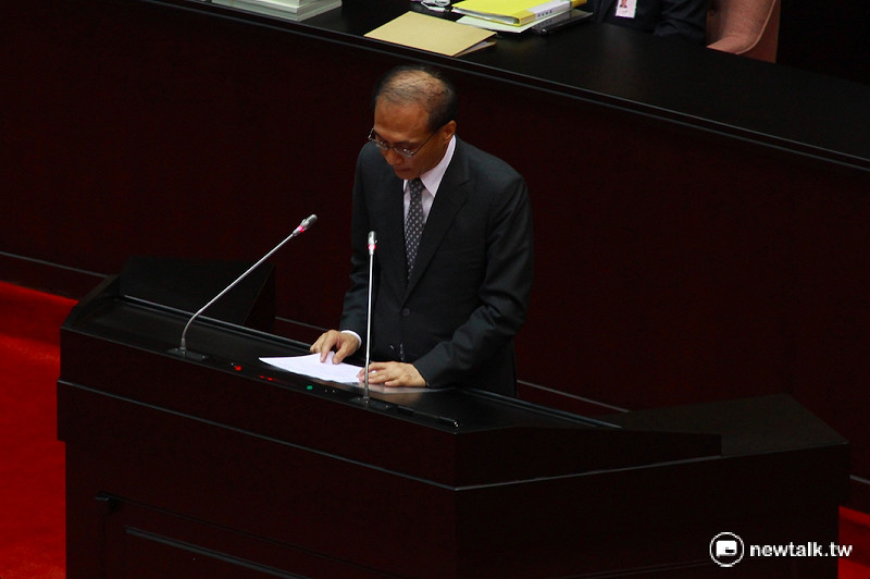 針對國軍1日誤射雄三飛彈事件，行政院長林全1日出席立法院備詢時公開致歉。   圖：鄭佑漢/攝