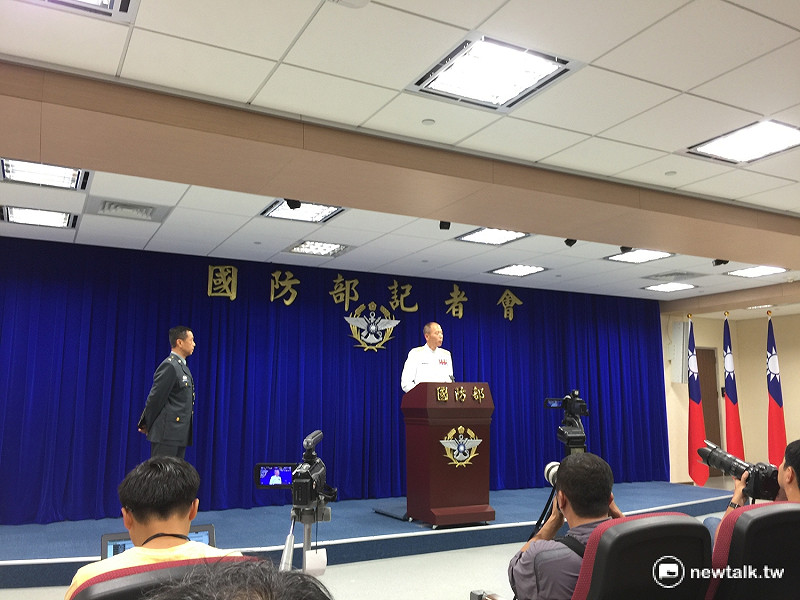 國防部1日下午召開記者會說明雄三飛彈誤射事件，圖中為海軍參謀長梅家樹，一旁為陪同召開記者會的國防部發言人陳中吉。   圖：柯昱安/攝