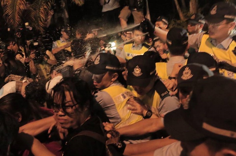 遊行結束後，示威者轉往禮賓府抗議被警方攔截，並以胡椒噴霧驅趕。   圖：翻攝香港眾志臉書
