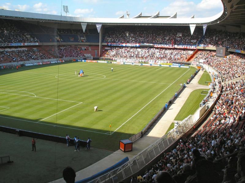 法國舉行歐洲國家盃足球賽，宣布全國進入緊急狀態，球賽會場周邊層層防護，圖為巴黎王子公園體育場。   圖：翻攝維基網站