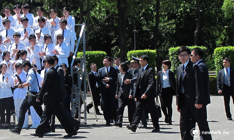 總統蔡英文4日上午前往高雄參加「105年三軍五校聯合畢業典禮」，並與所有畢業生大合照。   圖：林朝億/攝