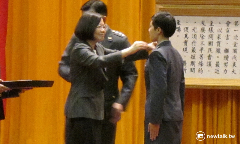 總統蔡英文4日上午前往高雄參加「105年三軍五校聯合畢業典禮」，並替畢業生授階。   圖：林朝億/攝