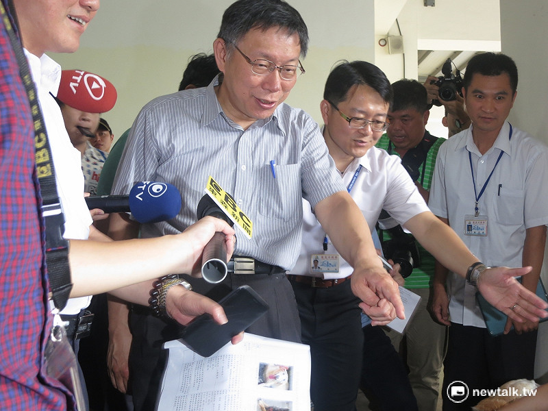 台北市長柯文哲4日上午前往消防局大直分隊頒發「榮譽市犬」獎章。   圖：呂佳峻/攝