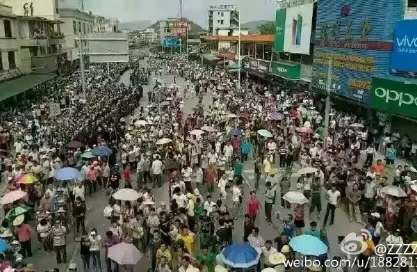 中國廣東肇慶市居民，連續2天上街抗議政府在該市祿步鎮建設大型垃圾焚化爐計畫。   圖：翻攝網路