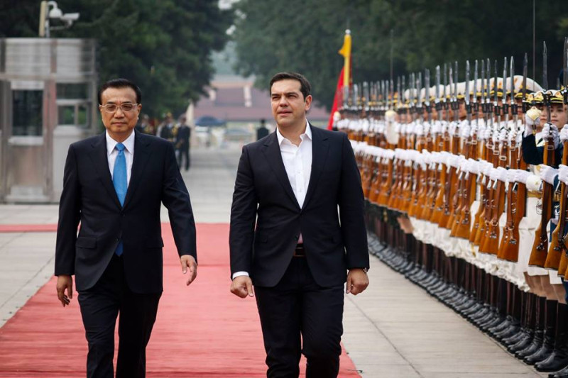 希臘總理齊普拉斯（右）率團訪問中國，會見中國總理李克強，敲定多方合作計畫。   圖：翻攝齊普拉斯臉書