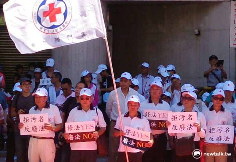 中華民國紅十字會5日上午在立法院前高喊「拒污名、反廢法」，表達反對廢除《紅十字會法》訴求。   圖：李蘇竣/攝