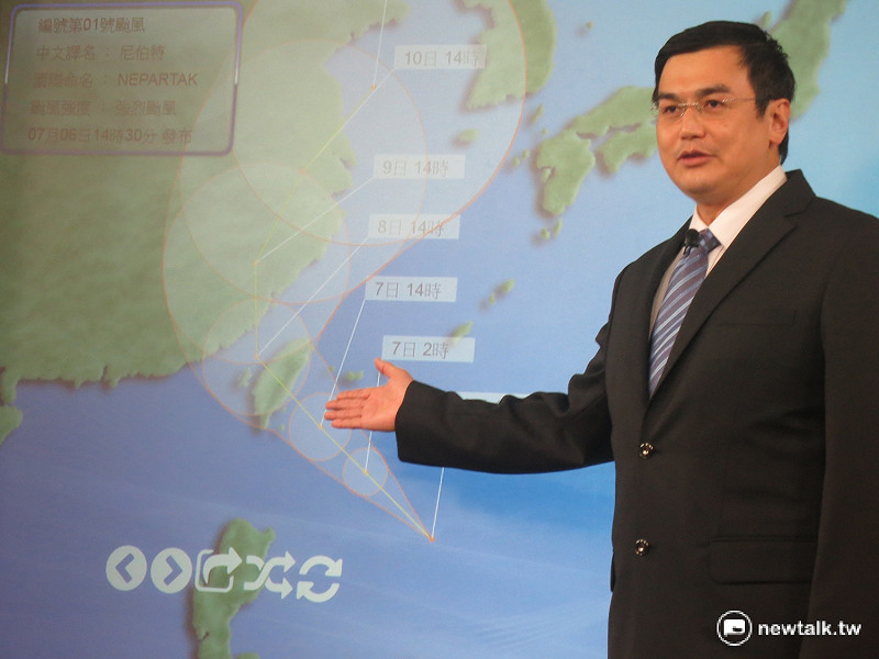 強颱尼伯特持續增強，氣象局技正陳怡良6日指出，最早不排除於晚間8點半發布陸上警報。   圖：呂佳峻/攝