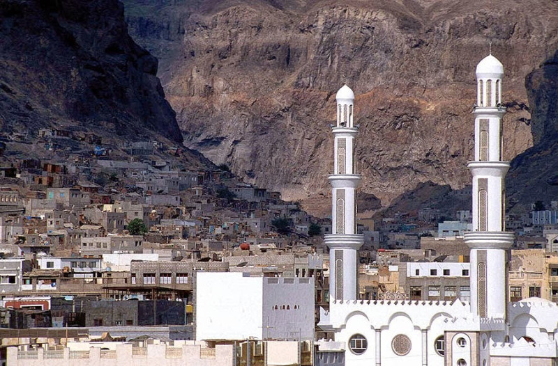 葉門（Yemen）南部城市亞丁市Aden在6日發生兩起自殺式炸彈事件，造成至少6名軍人死亡。圖為籠罩在戰火下的葉門亞丁城。   圖：翻攝維基網站by Jialiang Gao   