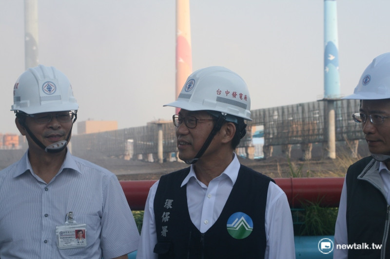 環保署長李應元6日到台中火力發電廠，視察露天煤碳堆置場存放情況。   圖：李蘇竣/攝