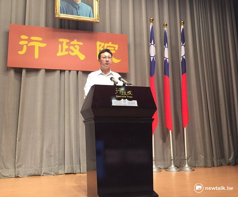 行政院發言人童振源7日上午主持行政院會後記者會。   圖：柯昱安/攝