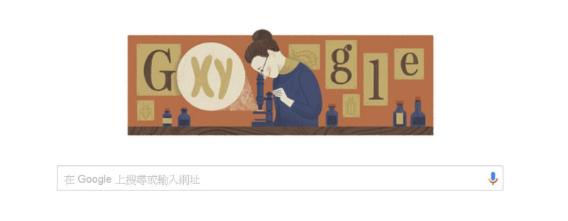 7日登上Google首頁上的是一位面帶微笑，正在觀察顯微鏡的女性，這位女性就是發現雄性精子中含有Y染色體的美國科學家Nettie Stevens。   圖:翻攝Google