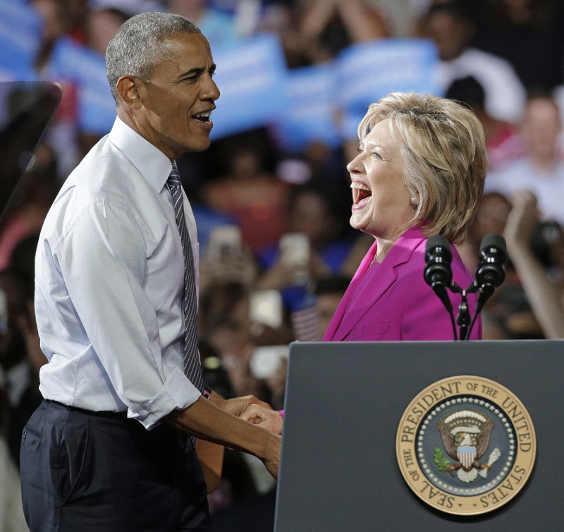 在「電郵門案」未被起訴後，希拉蕊和歐巴馬5日連袂出席在北卡州的選舉造勢活動。   圖：達志影像/美聯社
