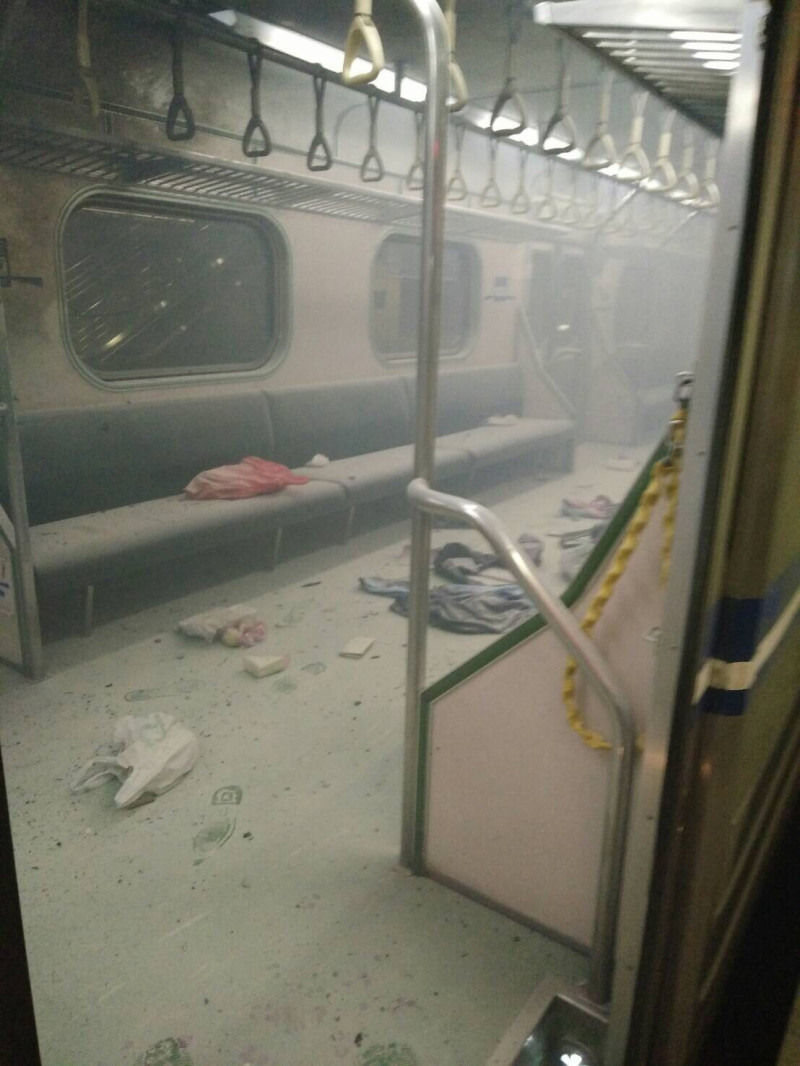 台北松山車站晚間驚傳列車爆炸意外，警政署長陳國恩緊急趕赴現場了解狀況，稍早受訪表示，初步研判爆裂物可能是「長形爆竹」。   圖：台鐵提供