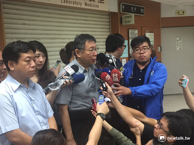 台北市長柯文哲8日凌晨趕赴醫院探視台鐵爆炸案傷者及家屬。   圖：台北市政府提供。