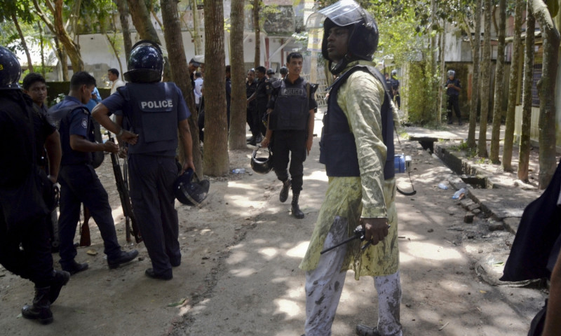 孟加拉7日於伊斯蘭教齋戒月開齋慶祝之時，正在舉行大規模集團禮拜的廣場入口檢查站，遭到武裝組織襲擊。   圖片來源：達志影像/美聯社提供