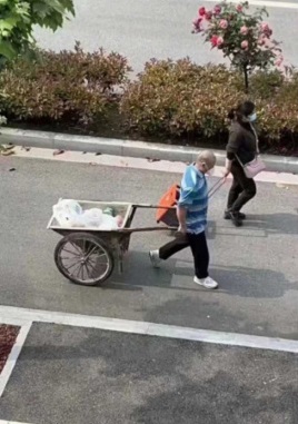 上海民眾用扁擔和推車搬運購買的貨物   圖:翻攝自微博