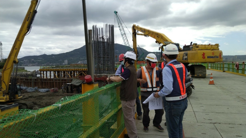 淡江大橋及其連絡道新建工程案會同技師查核。   圖：新北市水利局提供