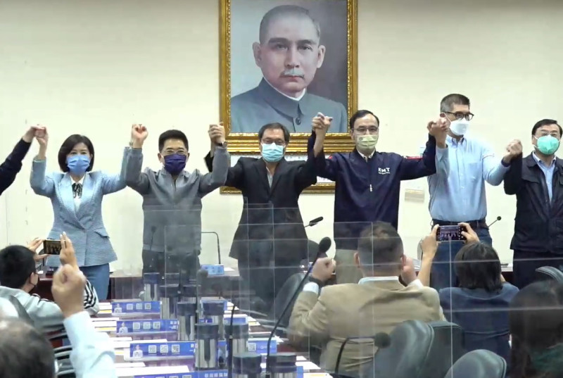 國民黨中常會通過提名蘇清泉（左三）參選屏東縣長。   圖：擷取自國民黨臉書