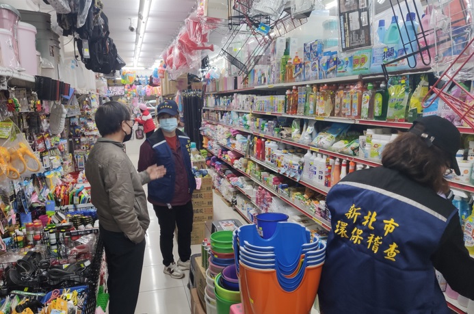 環保局除在各大網路平台稽查外，每年也在實體店家進行環境用藥產品稽查。   圖：新北市環保局提供