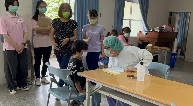 屏東校園打疫苗，老師、家長在一旁關心。   圖：屏東縣政府提供