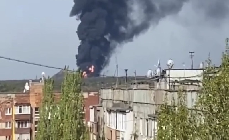 頓涅茨克（Donetsk）東部馬凱耶夫卡（Makiibka）的一處石油基地遭到烏軍攻擊。該基地內 4 個單位容量為 5000 噸的儲油罐發生火災，救援人員已前往現場。   圖：截自推特@nexta_tv