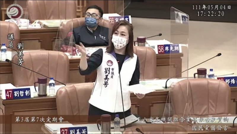 新北市議員劉美芳今在議會質詢，呼籲衛生局應盡快研擬新北市快篩劑補貼的方案。   圖：劉美芳辦公室提供