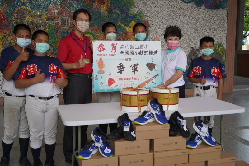 鼓山國小勇奪今年全軟棒聯賽季軍。   圖：光覺心靈協會提供