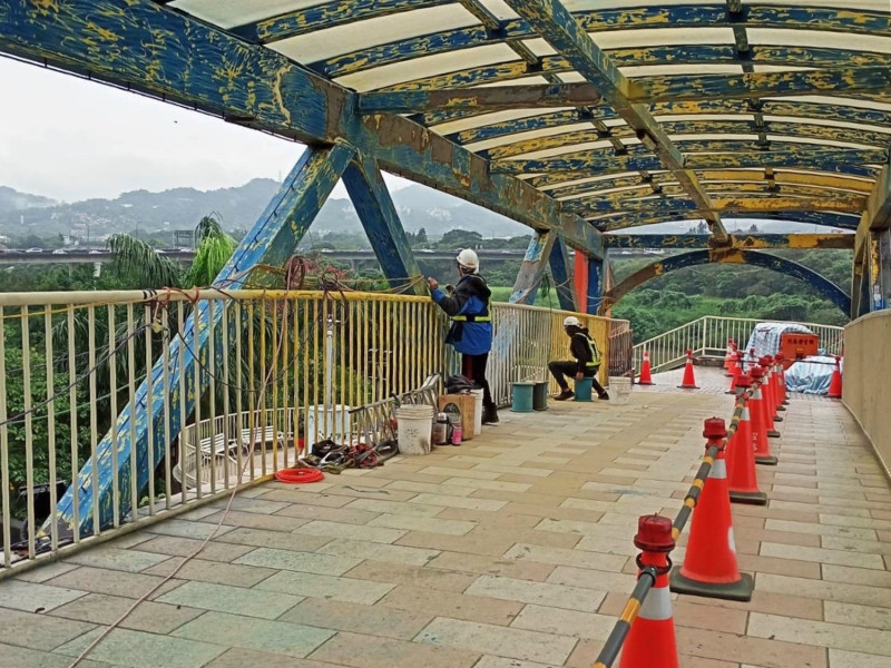 新北市新店區中央陸橋除鏽磨除作業。   圖：新北市水利局/提供