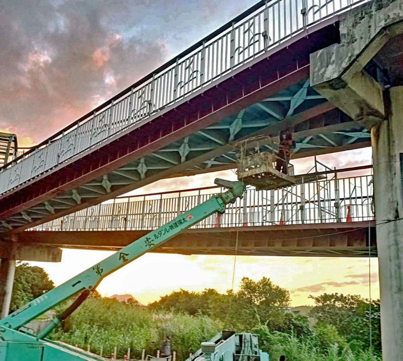 新北市土城區媽祖田橋刷漆作業。   圖：新北市水利局/提供