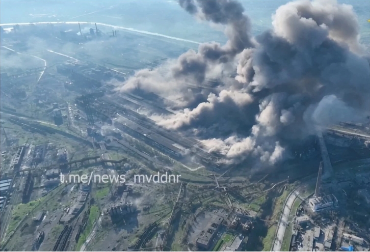 俄軍連續猛攻烏克蘭亞速鋼鐵廠，現場濃煙四起。   圖 : 翻攝自烏克蘭官方推特影片