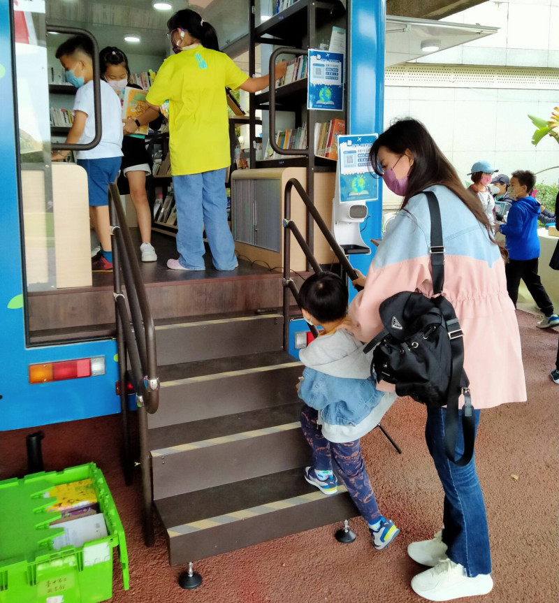 媽媽帶小朋友體驗行動圖書車空間。   台中市政府/提供