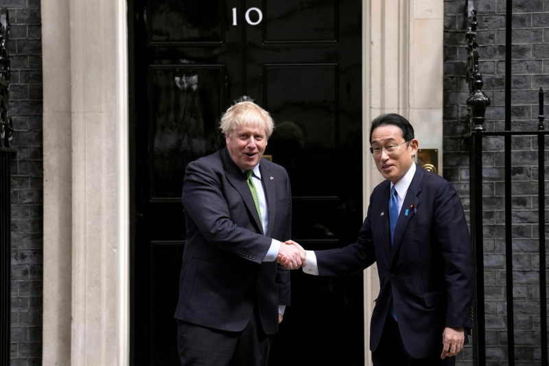英國首相強生（Boris Johnson）5日在倫敦唐寧街10號接待來訪的日本首相岸田文雄。   圖：達志影像/美聯社