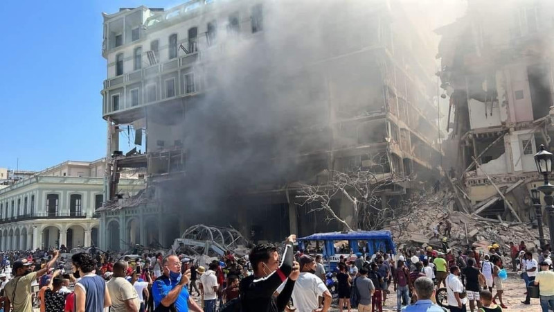 哈瓦那一樁由天然氣洩漏引起的強烈爆炸案炸毀當地一間豪華酒店的外牆，造成22 人身亡，其中包括 1 名兒童。該國衛生部長指出，傷亡人數還會增加。   圖：截自推特@TravelPoppy