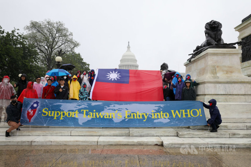 大華府地區台僑7日集結在美國國會前，支持台灣參與22日登場的世界衛生大會（WHA），並呼籲總統拜登盡速簽署協助台灣重獲WHA觀察員身分的法案。   圖/中央社