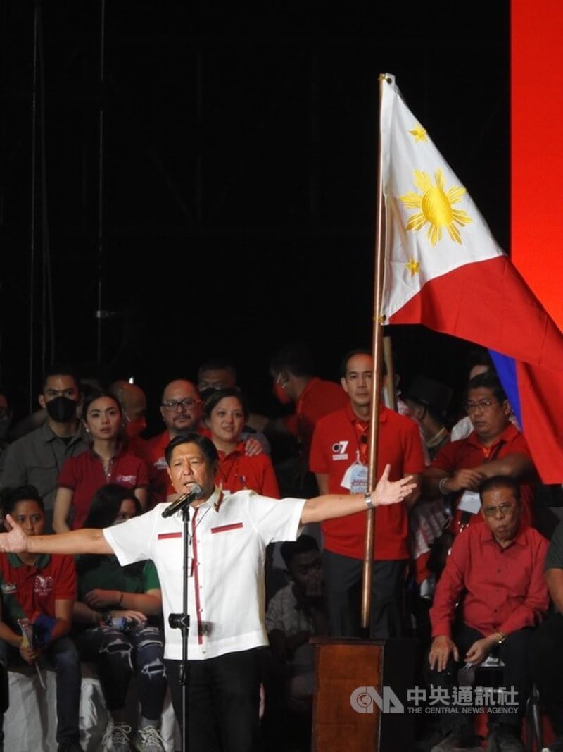 菲律賓總統大選明天登場，前獨裁統治者馬可仕獨子小馬可仕挾社群媒體高人氣，以56%民調支持率壓倒性領先。圖為小馬可仕7日在選前最後一場造勢大會發表演說。   圖：中央社提供