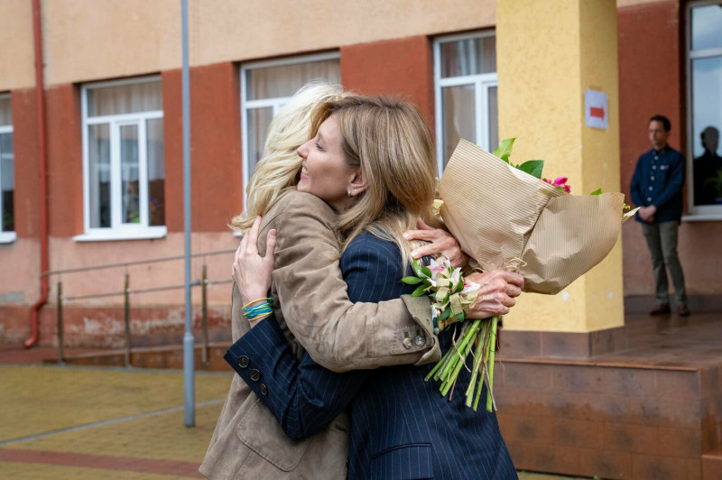 烏克蘭第一夫人奧蓮納（右）熱烈歡迎在母親節這天突然造訪的美國第一夫人吉兒，2人熱情擁抱。   圖：翻攝自吉兒臉書
