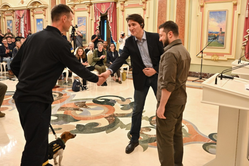 烏克蘭總統澤連斯基（右起）與來訪的加拿大總理杜魯道會面，現場出現該國最萌掃雷犬「Patron」，杜魯道相當興奮。   圖：翻攝自烏克蘭總統官網
