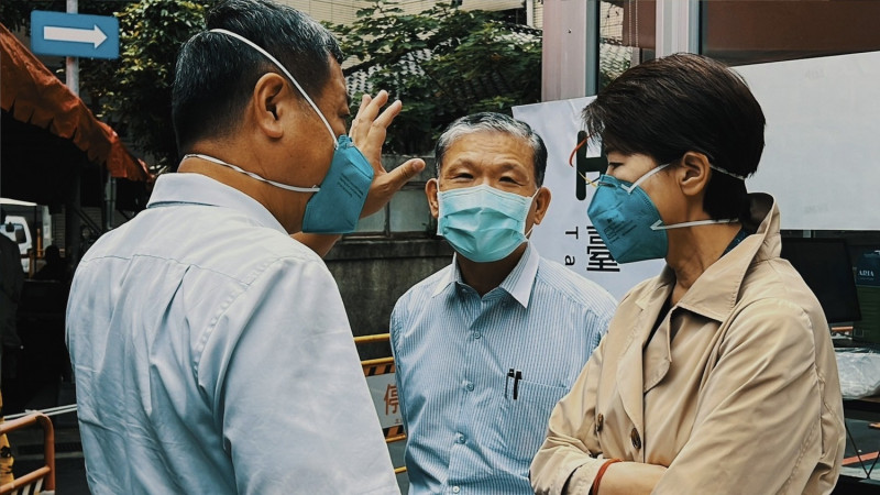 台北市副市長黃珊珊前往視察台北市立聯合醫院婦幼院區開設親子兒童防疫急門診。   圖：台北市政府 / 提供