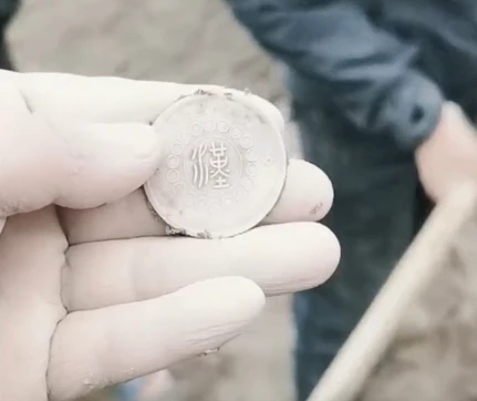 河南開封賈魯河尉氏段河灘上發現大量古幣。   圖 : 翻攝自大象新聞