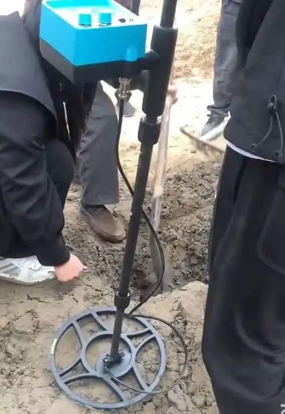 河南開封有村民帶金屬探測器想挖到古幣。   圖 : 翻攝自大象新聞