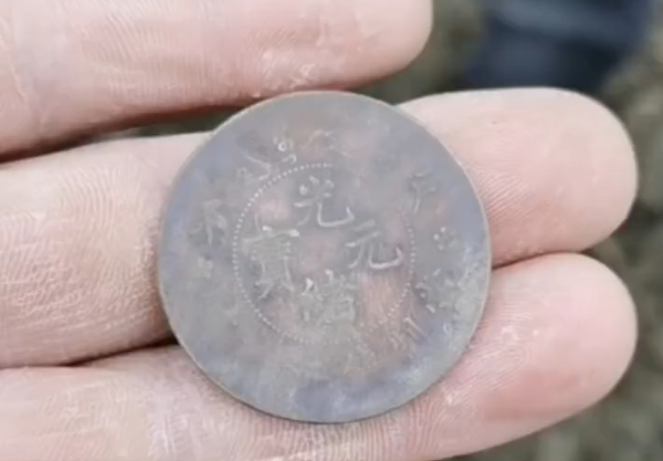 河南開封賈魯河尉氏段河灘上發現大量古幣。   圖 : 大象新聞