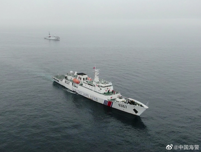中國海警船傳9日出現誰釣魚台「南小島」東南方海域。   圖：翻攝中國海警微博(資料照片)