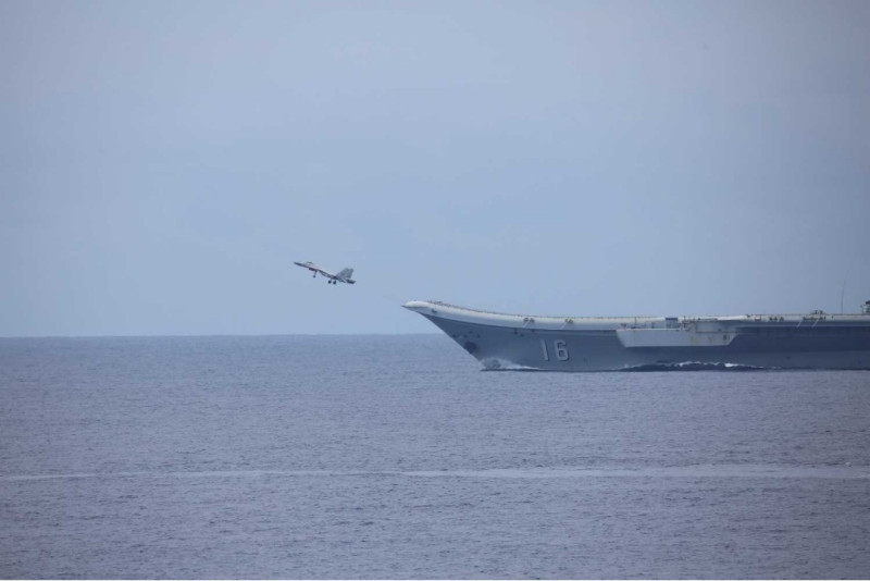 解放軍航空母艦「遼寧號(CV-16)」7日上午10時在沖繩石垣島南方約150公里海域進行操演，艦載殲-15(J-15)戰機起飛。   圖：翻攝防衛省統合幕僚監部官網