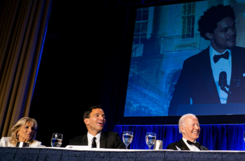哥倫比亞廣播公司董事長兼首席執行長奇克斯在晚宴上坐在美國總統拜登夫婦中間三人都沒有戴上口罩   圖 : 擷取自環球網